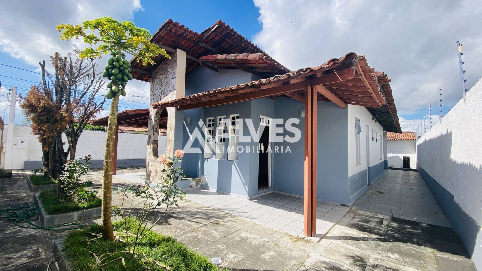 Casa à venda com 5 quartos, 200m² - Foto 1