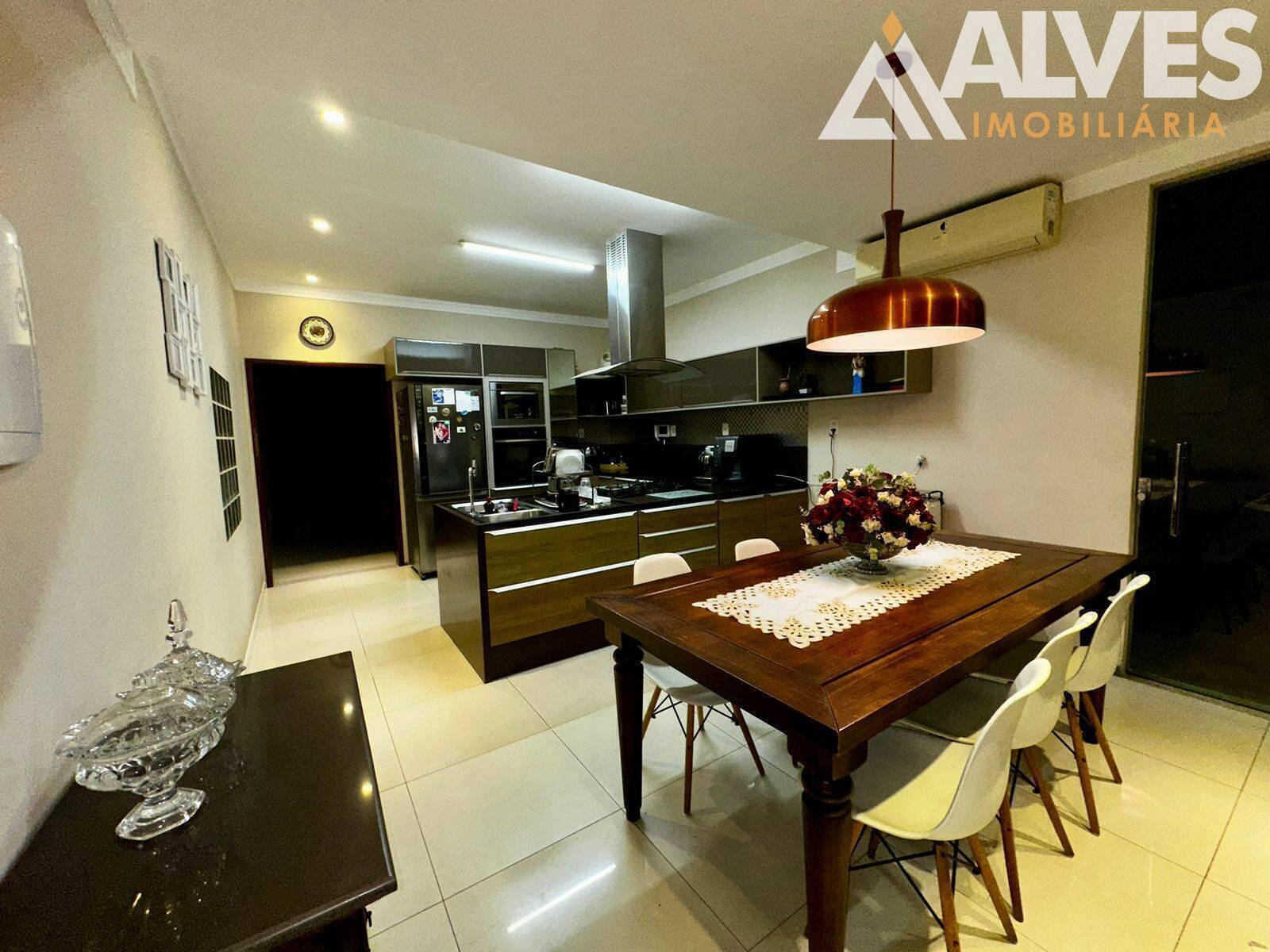 Casa, 4 quartos, 300 m² - Foto 1