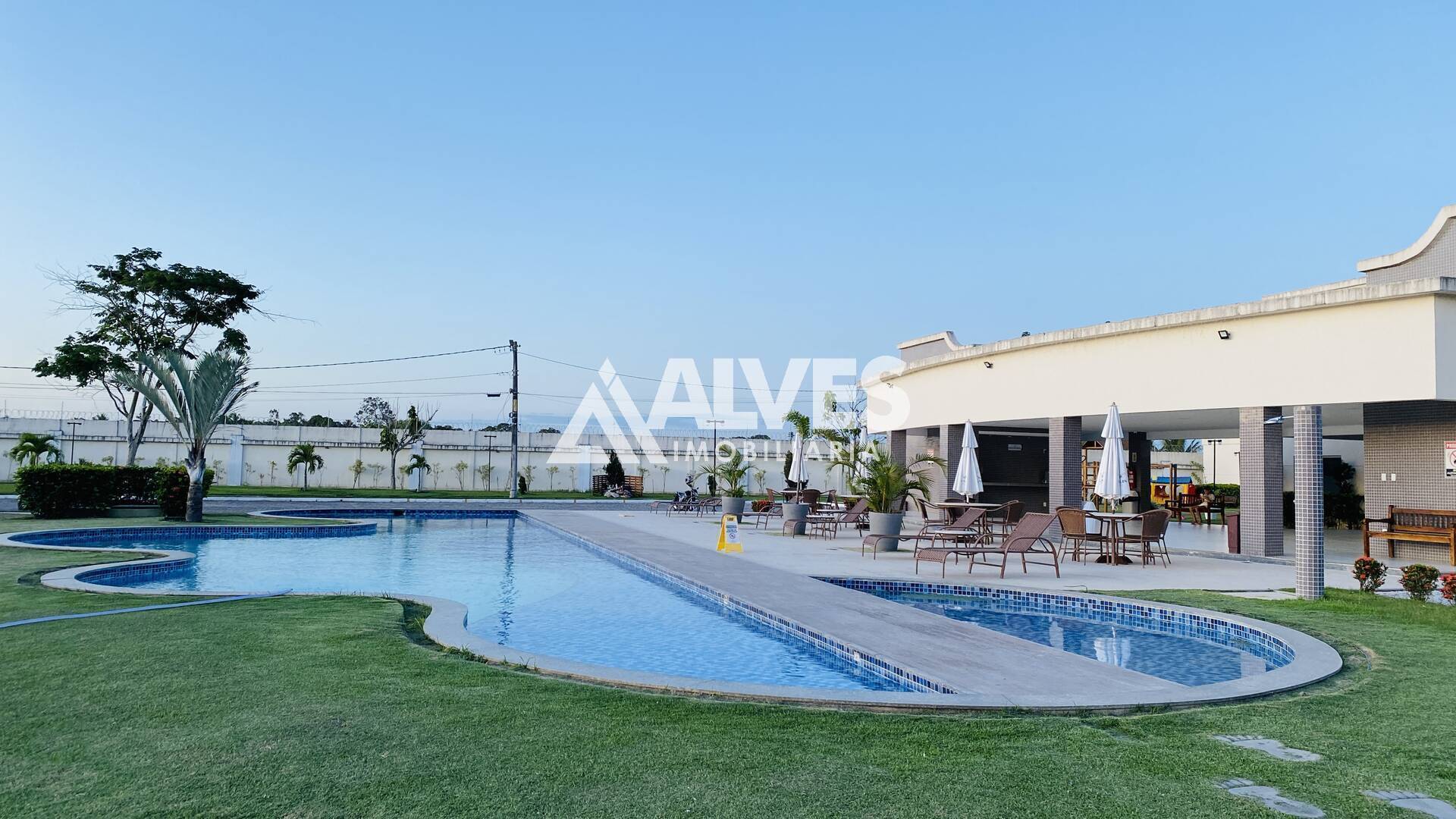 Casa de Condomínio à venda com 3 quartos, 242m² - Foto 4