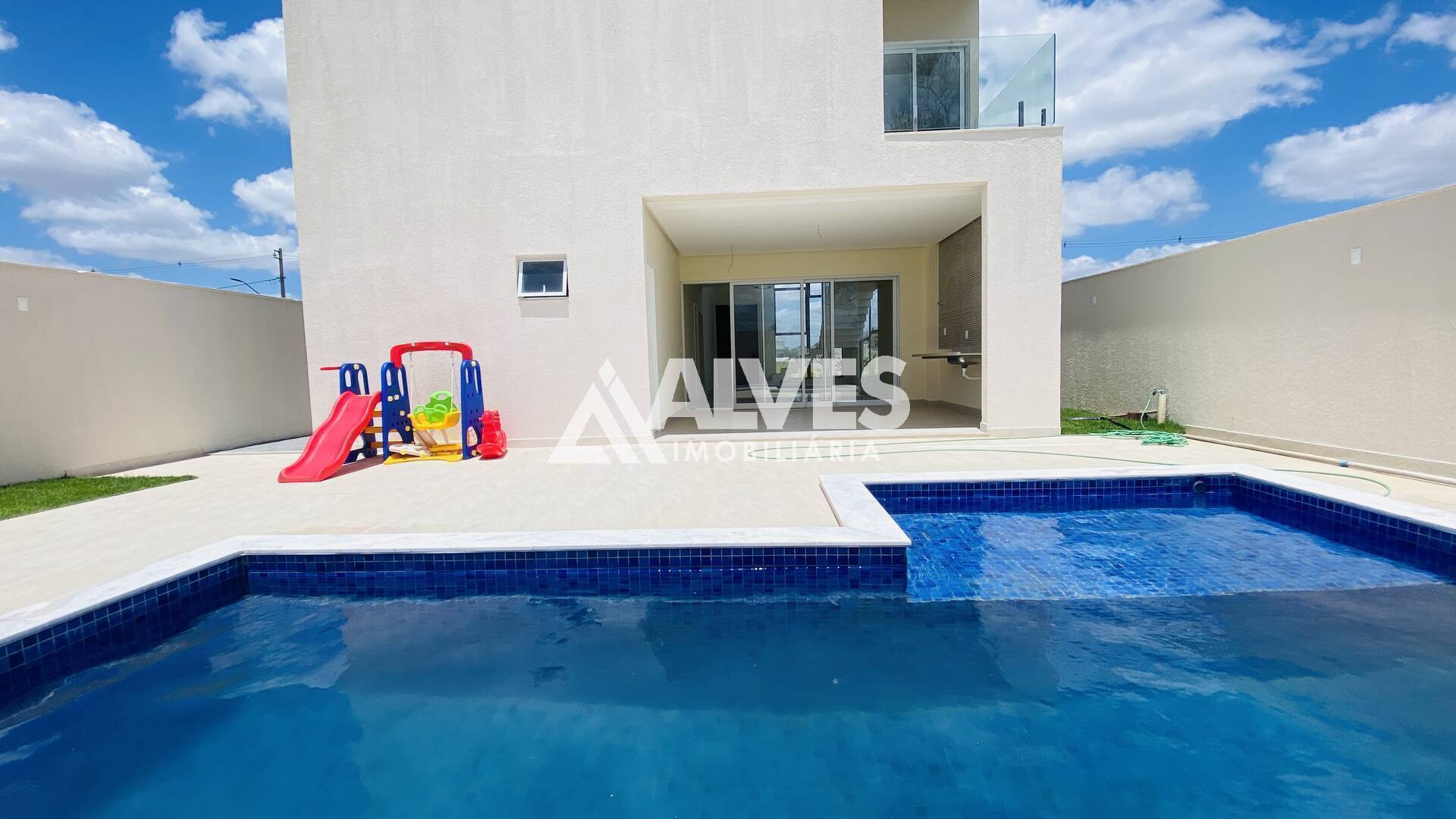 Casa de Condomínio à venda com 4 quartos, 244m² - Foto 3