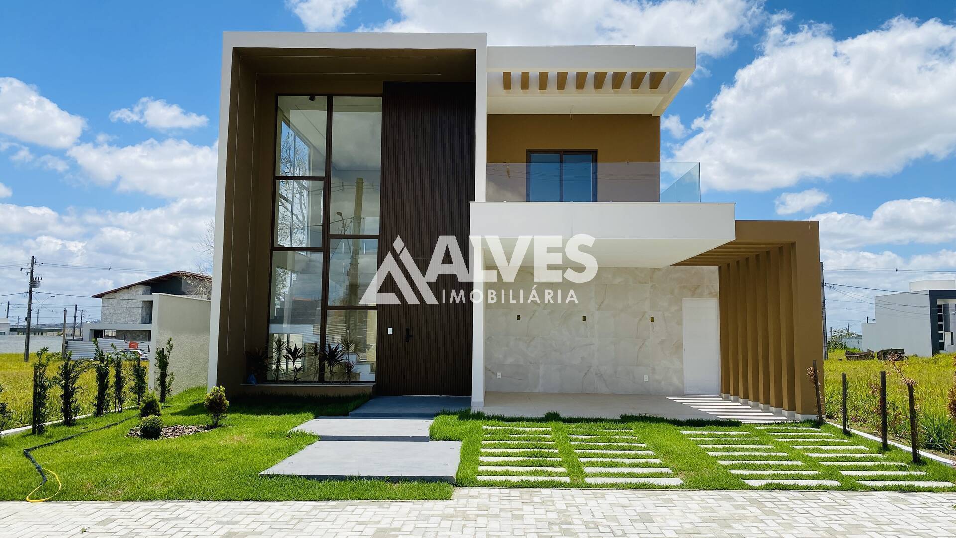 Casa de Condomínio à venda com 4 quartos, 244m² - Foto 1