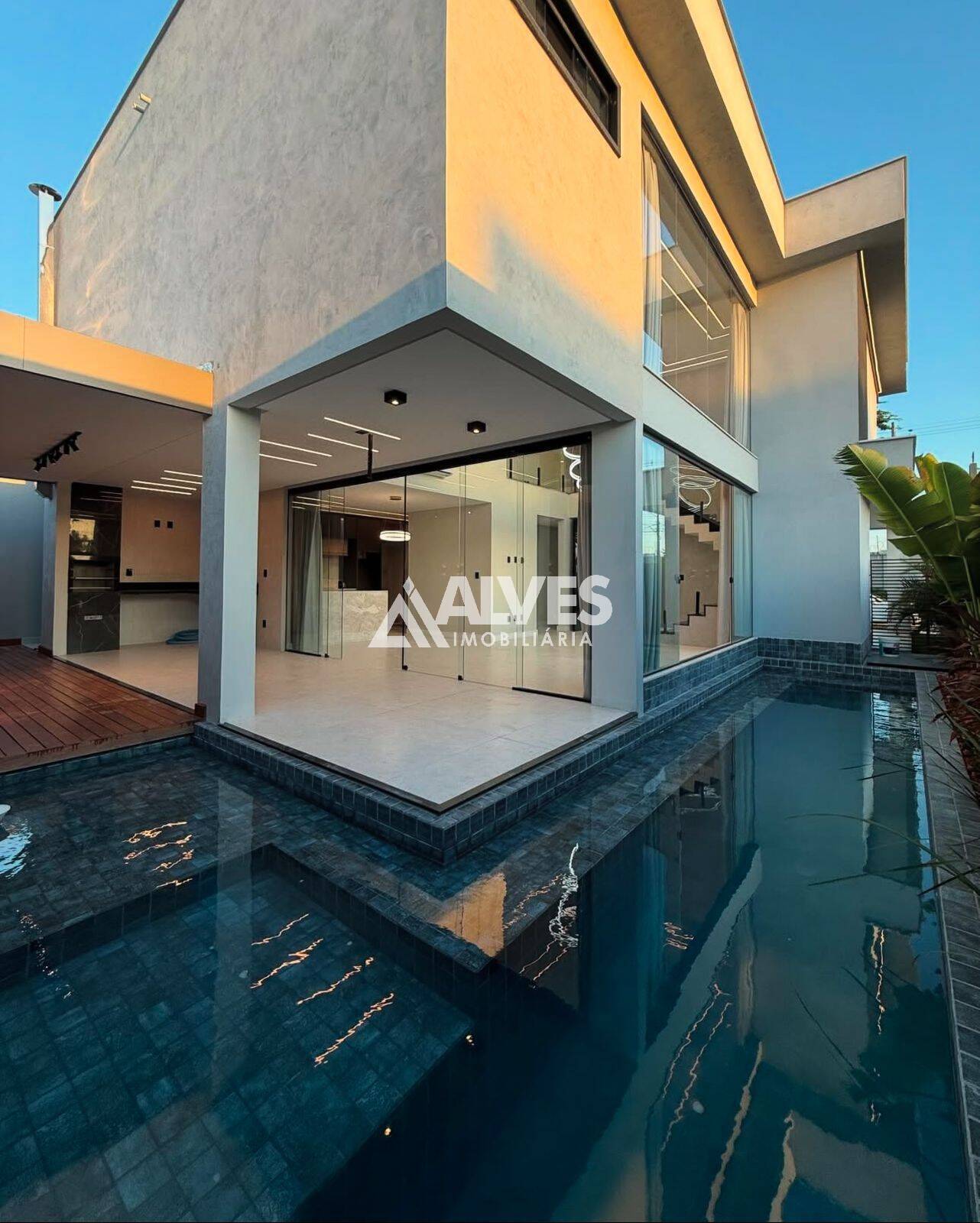 Casa de Condomínio à venda com 5 quartos, 242m² - Foto 2