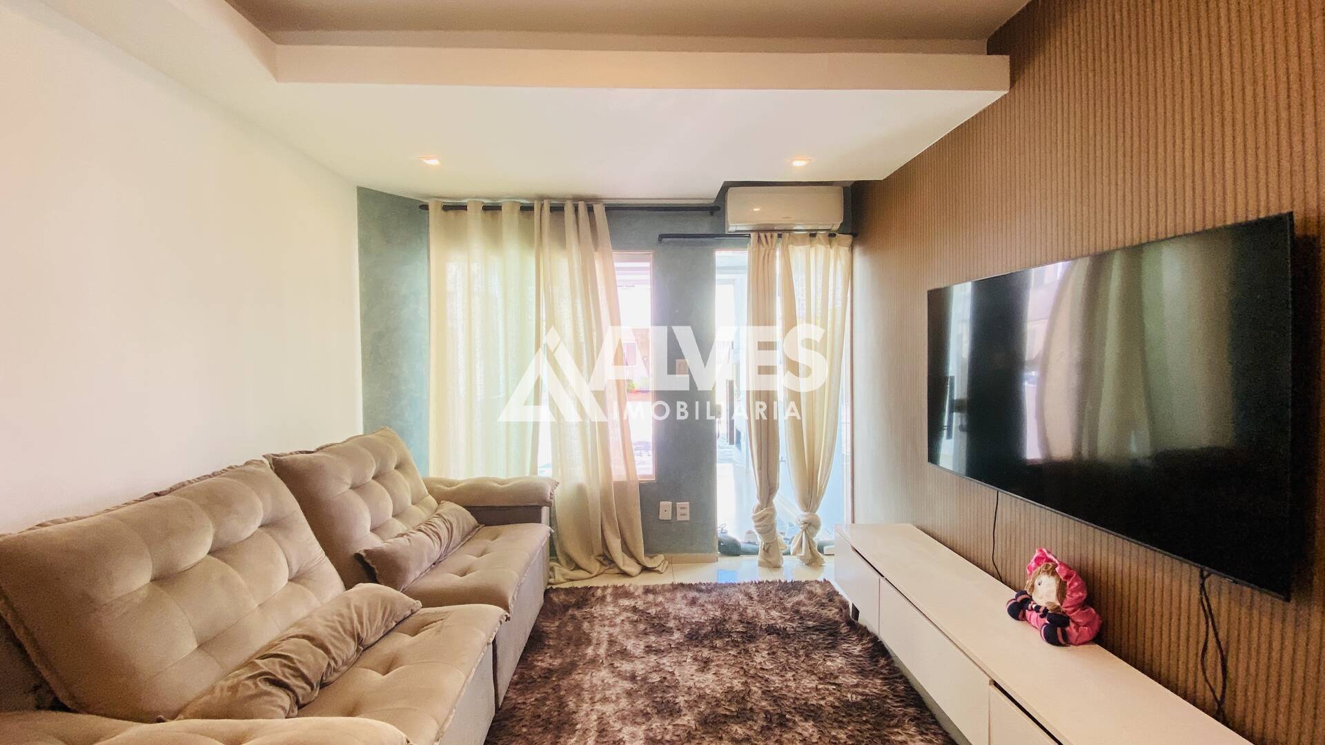 Casa à venda com 3 quartos, 100m² - Foto 1