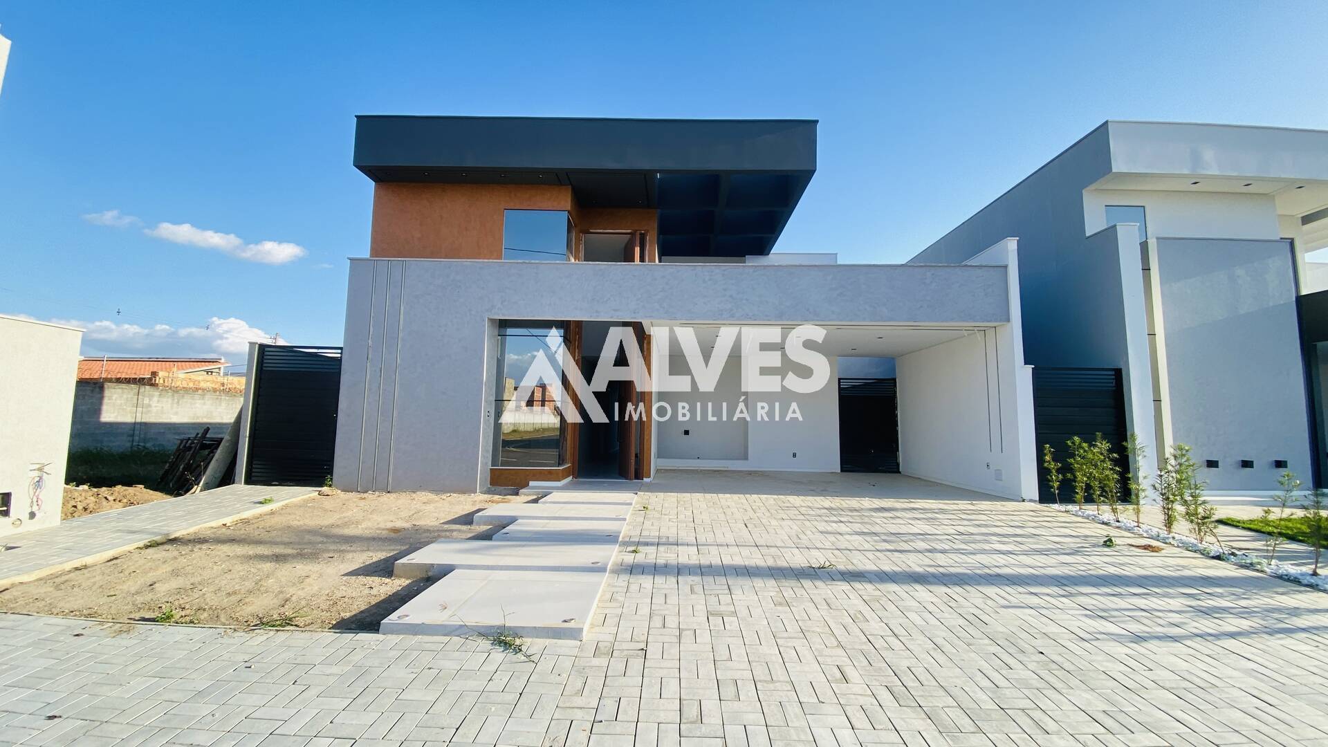 CASA COM 3 SUÍTES E ÁERA COM GOURMET EM CONDOMÍNIO DE ALTO PADRÃO