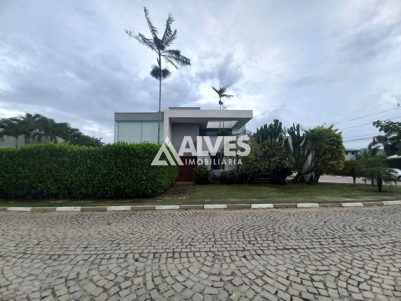 Casa de Condomínio à venda com 4 quartos, 550m² - Foto 1