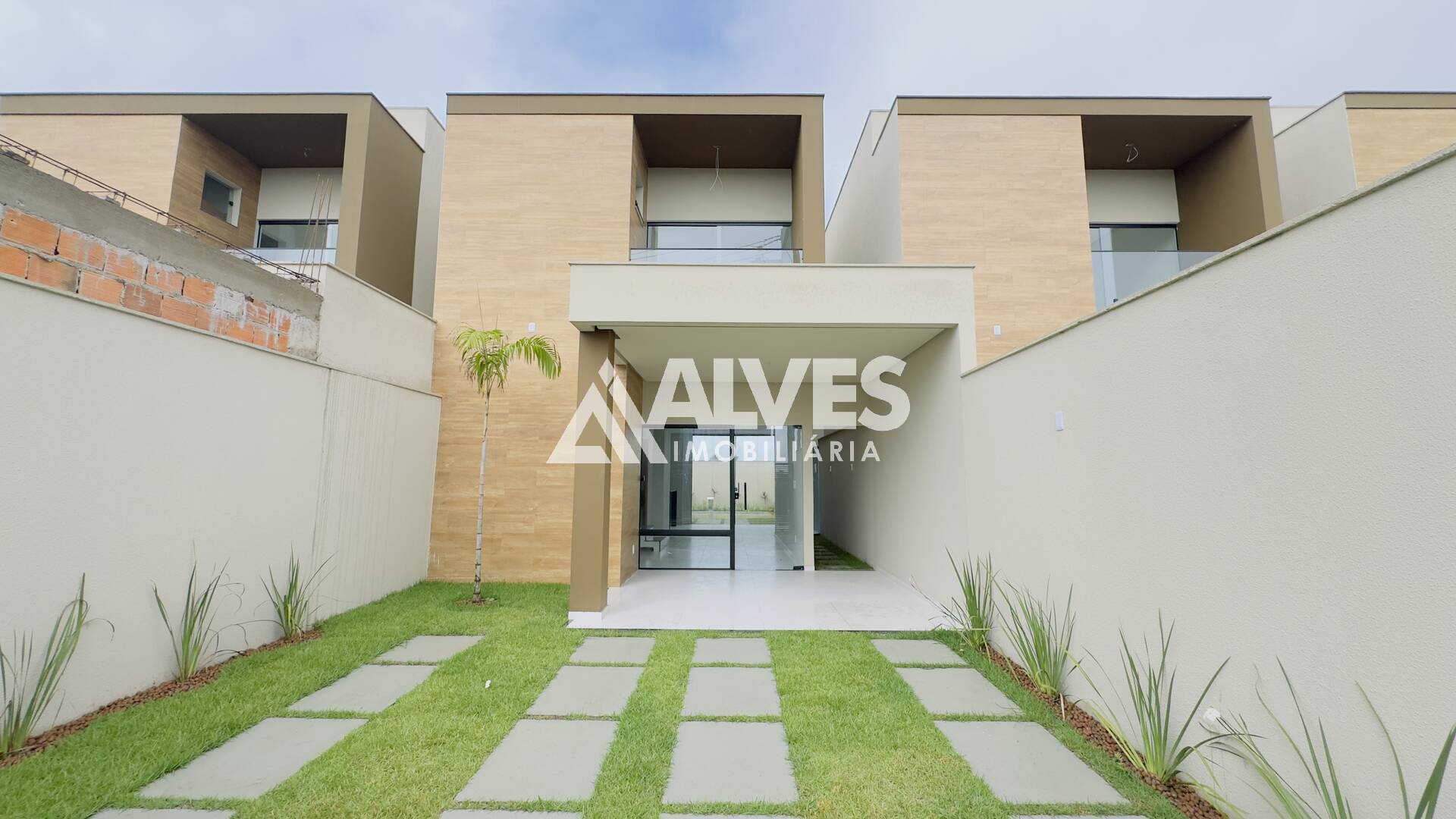 Casa à venda com 3 quartos, 118m² - Foto 1